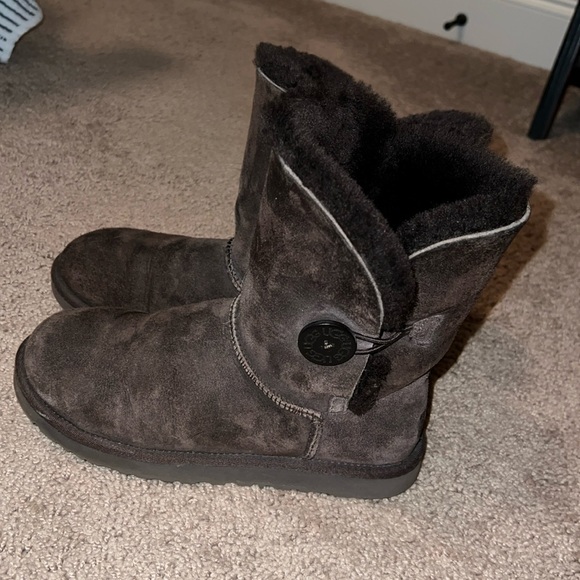 UGGS - Picture 1 of 5